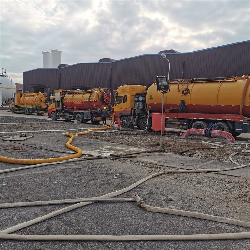 卫滨污水池清理