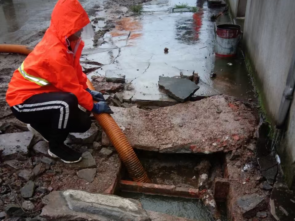 卫滨专业清理污水池 炜誉市政以规范流程守护城市 “肠道”